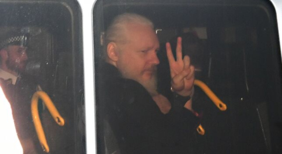 Julian Assange siendo trasladado a prisión