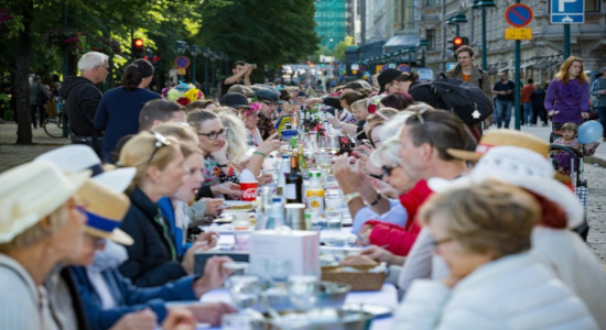personas comiendo