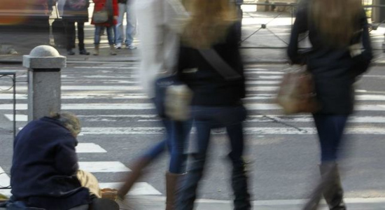  Una mujer pide limosna en una calle de Bilbao.
