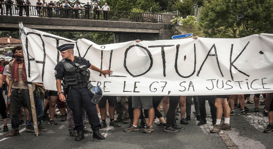 Concentración para pedir la libertad de los detenidos en la cumbre del G7 en Biarrtiz.