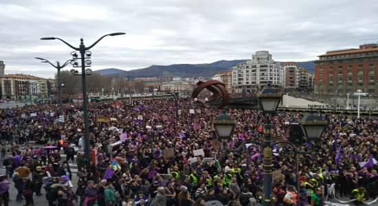 Martxoaren 8ko eguerdiko manifestazioa Bilbon. (Argazkia: Esteilas)