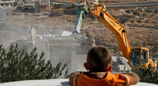 Maquinaria israelí demuele edificio 