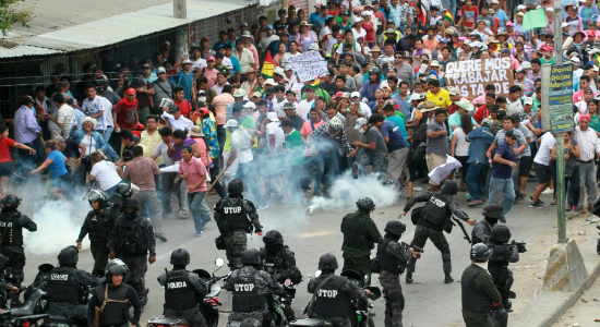 Choques entre policía y manifestantes en Bolivia 