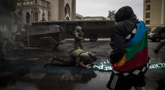 Carabineros reprimen a mapuches