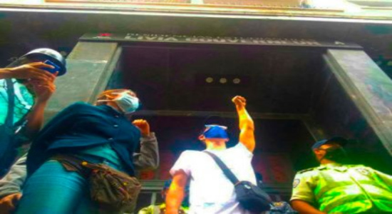 Manifestación frente a las residencias estudiantiles