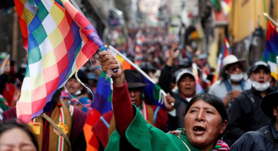 Manifestante porta una whipala