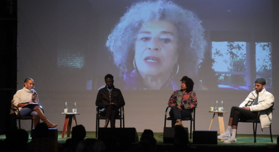  Angela Davis, durante su intervención este lunes en Barcelona. 