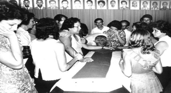 Familiares de víctima lloran sobre su féretro