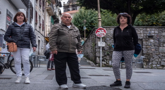  Mari Jose Aizpurua, Juan Altimasberes y Ana Isabel Elizondo, en Hernani. (Jon URBE/FOKU)