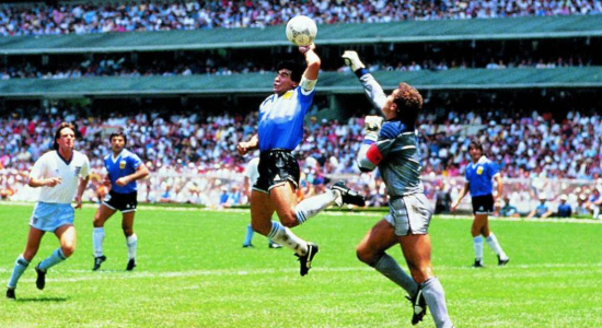 Maradona haciendo gol con la mano