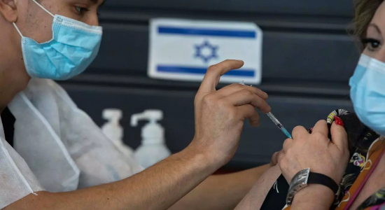 Persona siendo vacunada en Israel