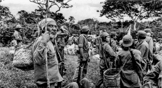 Cortadores de café con jóvenes del Ejército Popular Sandinista (Foto: Orlando Valenzuela) 