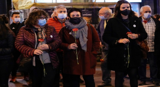 En el centro y derecha de la imagen, Elena Bartolomé y Ane Muguruza, en un homenaje en Bilbo al diputado electo de HB. (Marisol RAMIREZ/FOKU)