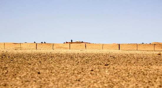  Soldados marroquíes y de la Minurso observan con prismáticos desde el muro militar levantado por Marruecos en el Sahara Occidental. Christian Martínez