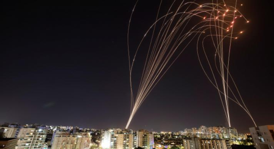 El sistema Cúpula de Hierro de Israel intercepta algunos misiles lanzados desde la Franja de Gaza, visto desde Ashkelon, Israel, el 11 de mayo de 2021 (Foto: Nir Elias / Reuters)