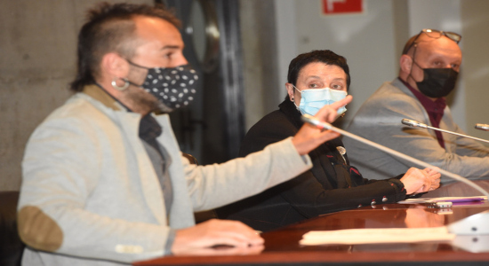 Aiert Larrarte, Jone Goirizelaia y Alfonso Zenon, en la comparecencia ofrecida en Bilbo. (Monika DEL VALLE/FOKU)