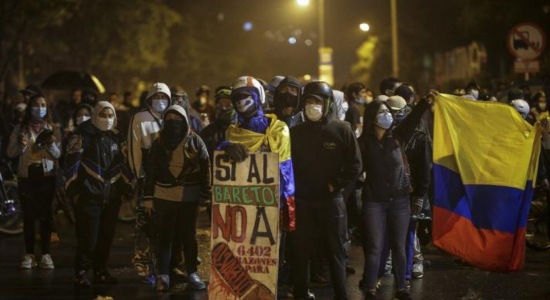  Manifestantes protestan frente a la residencia del presidente de Colombia, Iván Duque, durante el paro nacional contra la reforma tributaria, el pasado 3 de mayo, en Bogotá, Colombia (Foto: Iván Valencia / El País) 