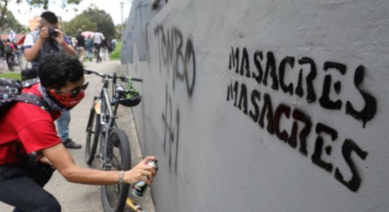 Manifestante pinta mural