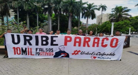 Manifestantes contra Uribe