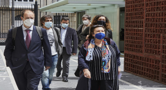 Juana Balmeda, presidenta de la Comisión de Valoración, y Jon Mirena, coportavoz, a la entrada del Parlamento Vasco el miércoles para dar lectura del informe. Foto: Irekia