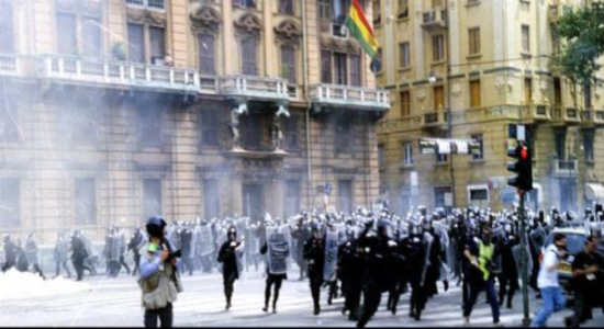Carga de la policía en Corso Torino el 20 de julio de 2001. Foto: Ares Ferrari