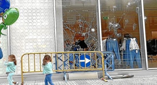 Escaparate de Zara en el Centro completamente roto tras los disturbios. Javi Colmenero
