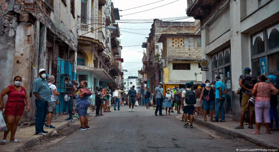 Cubanos en calles de La Habana