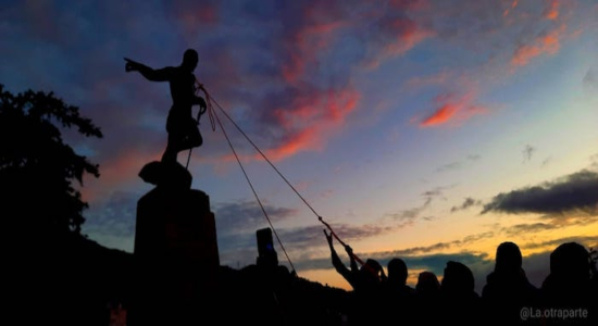 Estatua derribada en Colombia. Imagen de @la.otraparte
