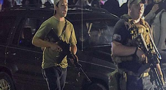  Rittenhouse empuña el fusil con el que mató a dos personas en una manifestación antirracista.