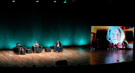 Nancy Fraser en diálogo con Marta Dillon y Micaela cuenta durante el Proyecto Ballena en el CCK.. Imagen: Miguel Varela Pose