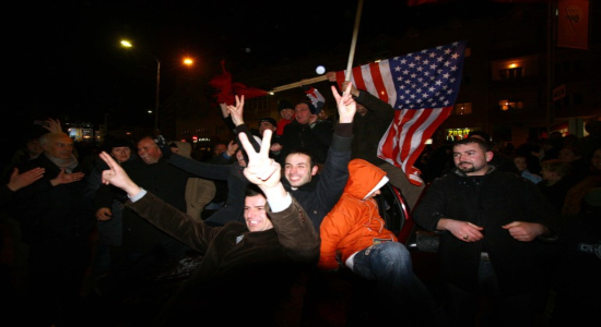 2008ko otsailaren 17an egindako independentzia aitorpenaren ondoren, ospakizuna Pristinan, Kosovoko hiriburuan, Albania eta AEBetako banderekin. Argazkia: Balcanicaucaso, Bruno Maran