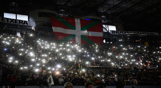 Acto de bienvenida a Arnaldo Otegi en en el velódromo de Anoeta en Donostia el 5 de marzo de 2016.- AFP