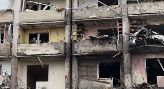 Fachada de un edificio residencial destrozado por las bombas rusas, en Kiev.
