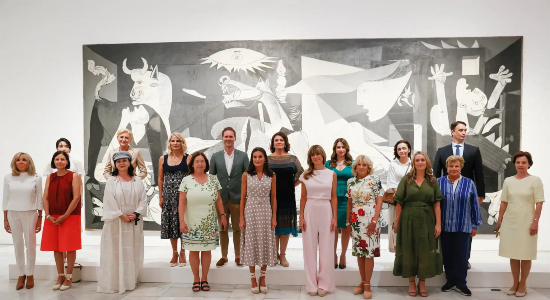 Las parejas de los mandatarios de la OTAN se fotografían junto al Guernica