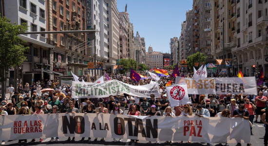  Aspecto de la manifestación de este domingo contra la cumbre de la OTAN en Madrid, mientras recorría la Gran Vía. Elisa González