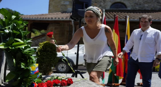 Bea Ilardia y Urko López (EH Bildu), en el momento de la ofrenda floral. (EH BILDU)