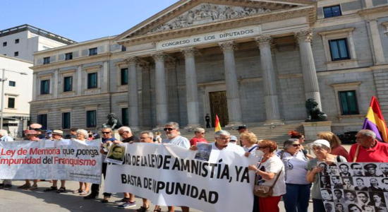 Concentración frente al Congreso con motivo de la aprobación de la ley de Memoria Democrática. (EFE)