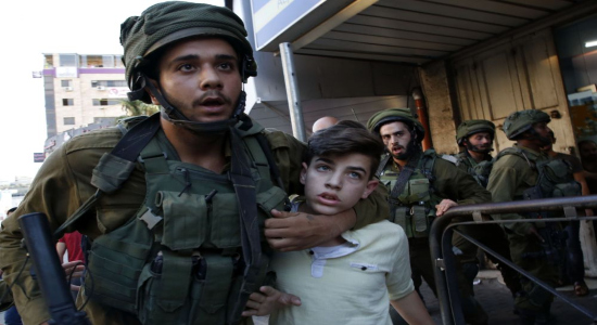 Joven palestino siendo agredido