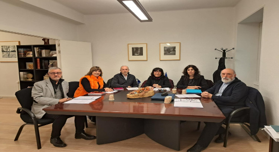 La consejera de Relaciones Ciudadanas, Ana Ollo, el director general de Paz, Convivencia y Derechos Humanos, Martín Zabalza, y el director del Servicio de Convivencia y Derechos Humanos, Txema González junto a los expertos del IVAC, Laura Pego, Paco Etxeberria y Jeannette Ruiz Goikoetxea. Fuente: navarra.es