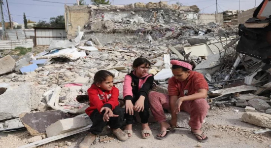 Unas niñas en los escombros de la casa familiar de Rateb Hatab Shukairat, demolida por los bulldozers israelíes. (Ahmad GHARABLI | AFP)