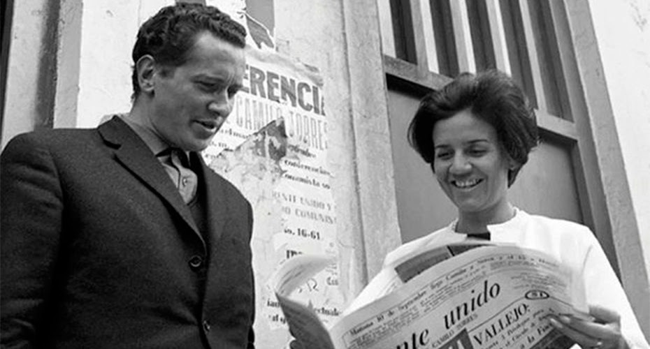 Camilo Torres leyendo el periodico del Frente Unido