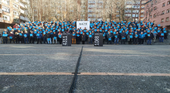 Cientos de personas víctimas de tortura se unen por primera vez en Donostia. Imagen de Ander Iriarte, director de 'Karpeta Urdinak' (www.karpetaurdinak.eus; @karpetaurdinak)