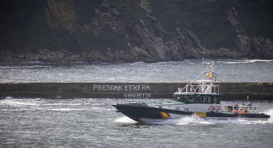 Una patrullera de la Guardia Civil entrando en el puerto de Pasaia en Gipuzkoa. David F. Sabadell