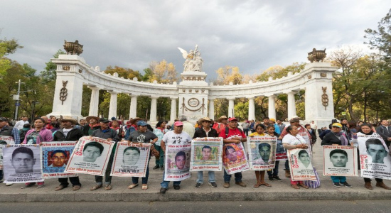 Padres de los 43 normalistas desaparecidos en Ayotzinapa en el Hemiciclo a Juárez, después de una marcha que partió del Ángel de la Independencia, el 26 de enero de 2019. Foto Pablo Ramos