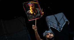  Un palestino quema en la manifestación entre Ordizia y Beasain una portada con la cara de Netanyahu. Javi Julio