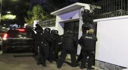 Policia de Ecuadro ingresando en la embajada © AP Photo / David Bustillos