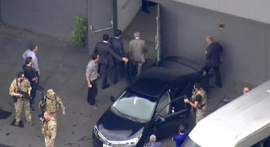 Michel Temer siendo trasladado por la policía 