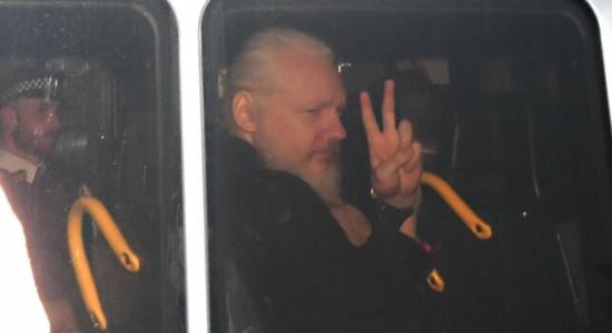 Julian Assange siendo trasladado a prisión
