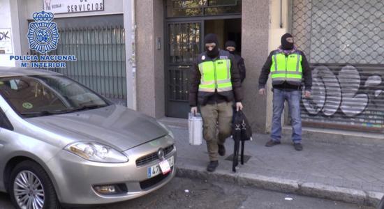 Agentes de la Policía Nacional registran un inmueble durante la operación contra el ELN