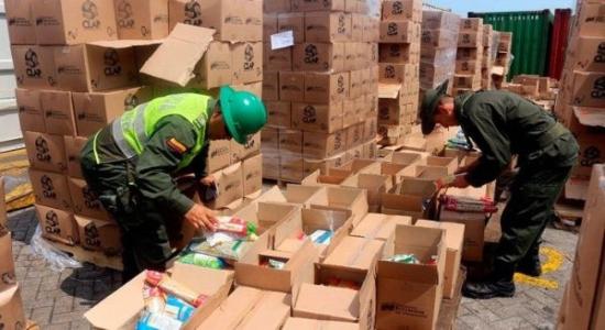 Militares inspeccionando cajas CLAP